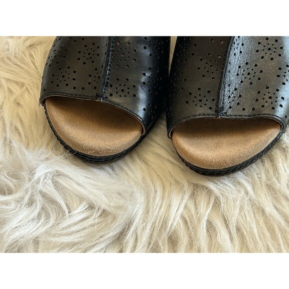 Clarks Collection Women's Size 7 Black Leather Perforated Sandals - Picture 5 of 9